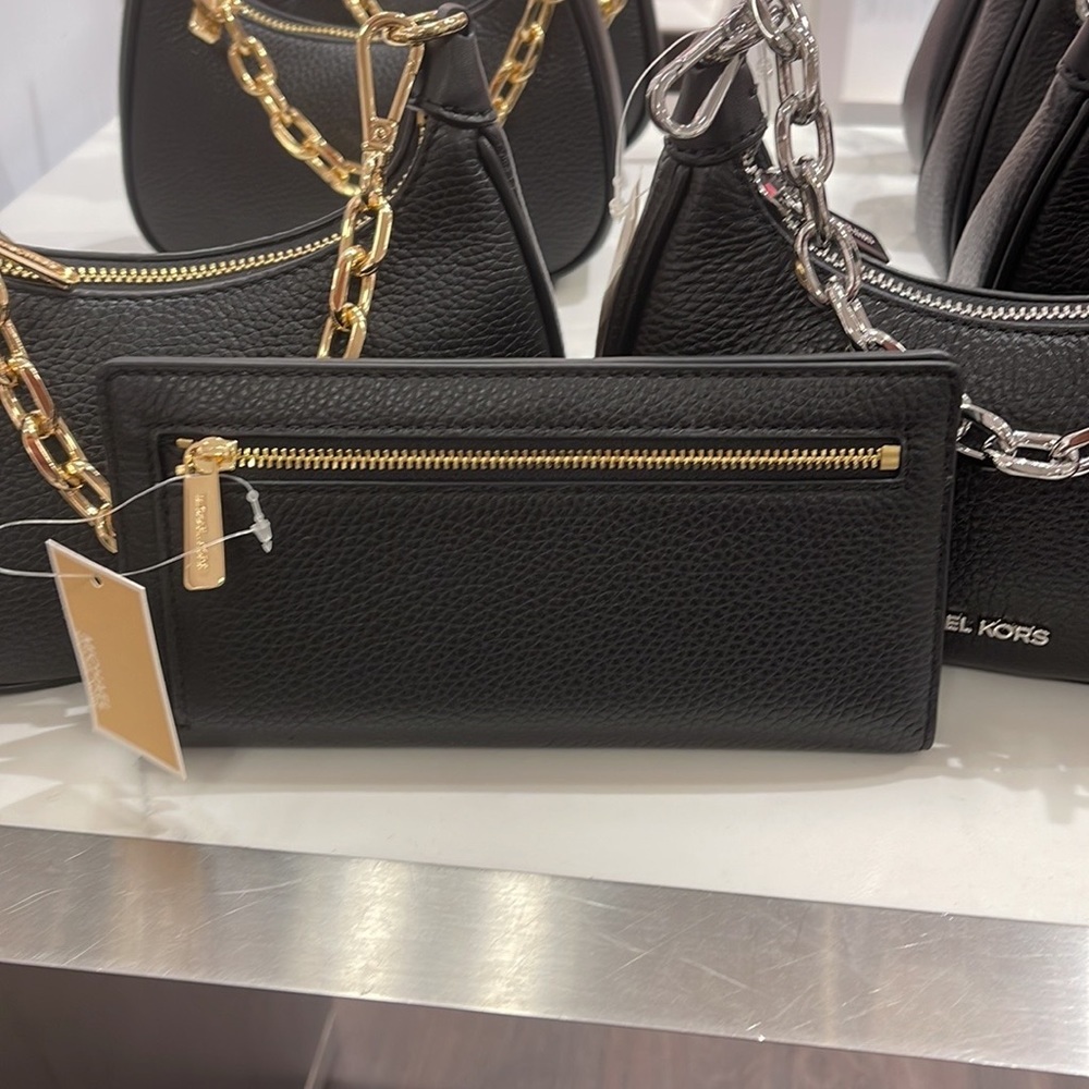 MICHAEL KORS
Reed Large Pebbled Leather Snap Wallet
Style# 35S3G6RE3L
Black 
NWT - Picture 6 of 16